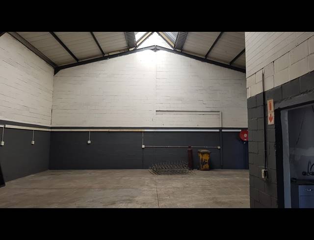 1,290M² FACTORY TO LET IN STIKLAND INDUSTRIAL